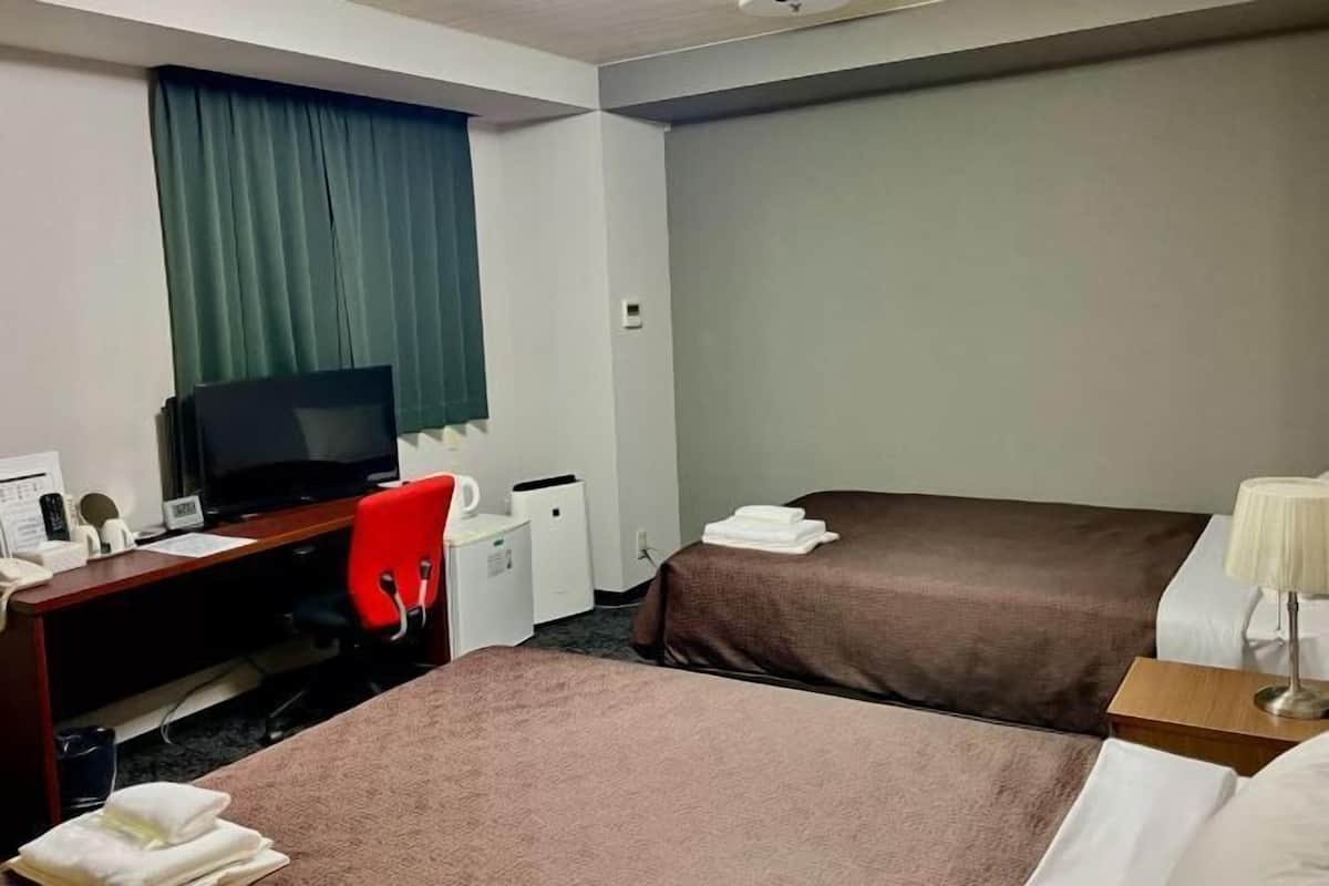Escritorio, wifi gratis y ropa de cama