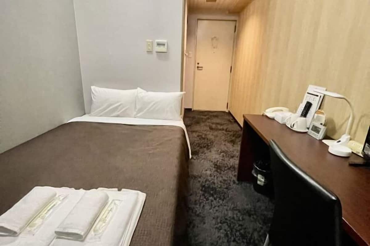 Escritorio, wifi gratis y ropa de cama