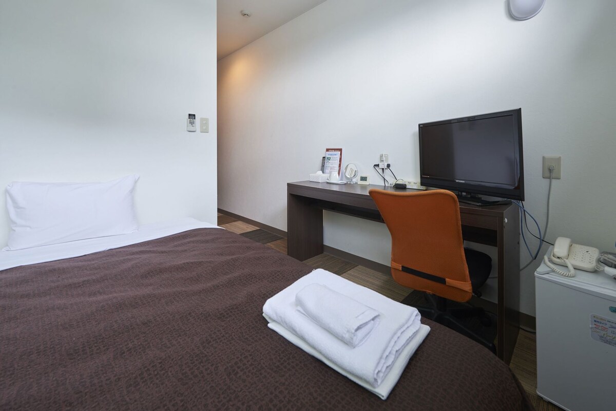 Desk, WiFi (free), bed sheets