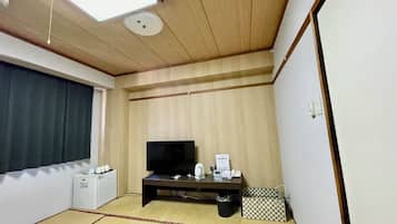 ํธ๋๋์
๋๋ฃธ, ํก์ฐ (Japanese-Style, 8 Tatami Mats) | ์ฑ
์, ๋ฌด๋ฃ WiFi, ์นจ๋ ์ํธ