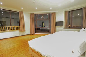 Quarto quádruplo, vista para o mar | Escrivaninha, cortinas blackout, camas extras/dobráveis (sobretaxa)