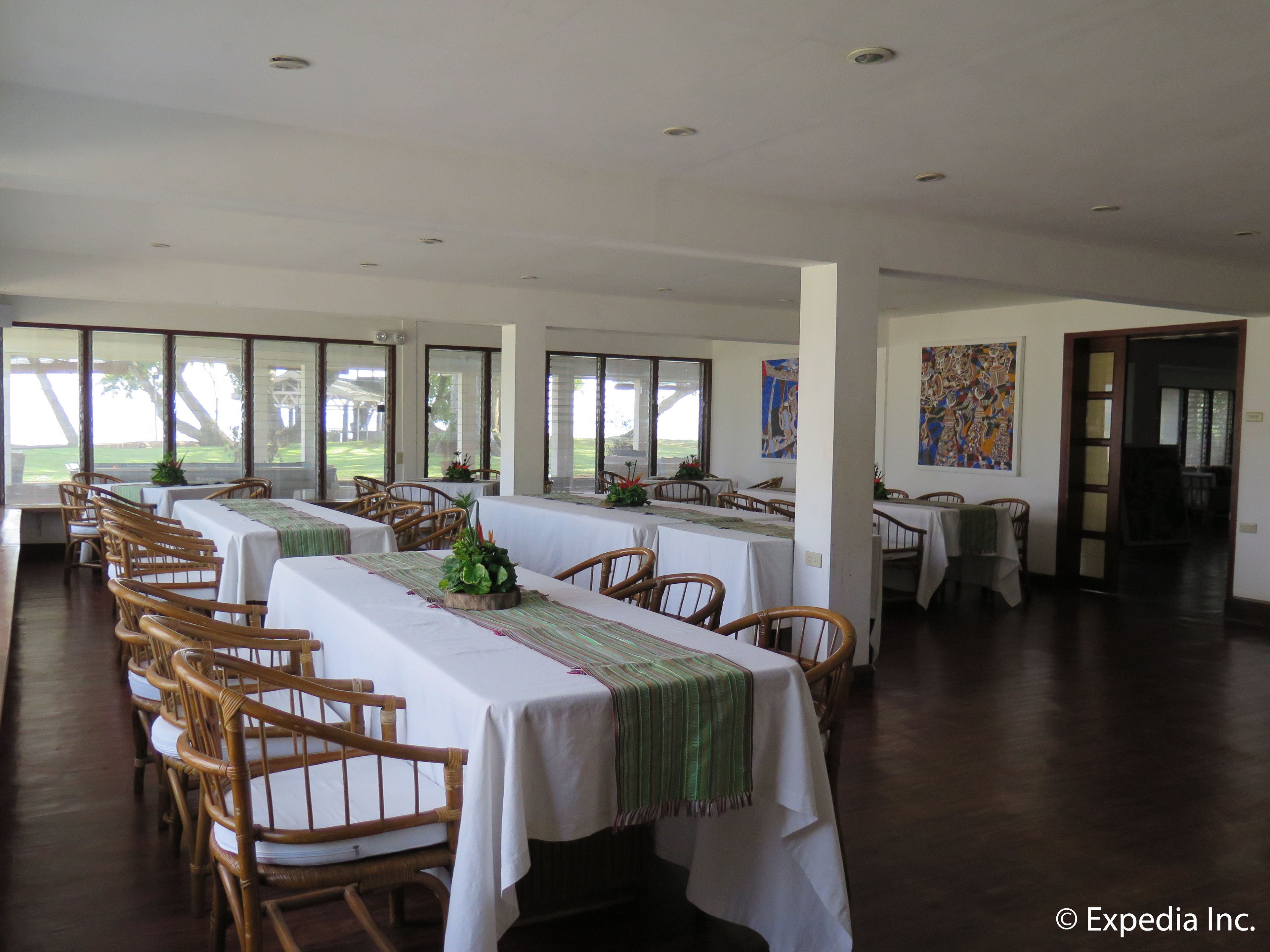 2 restaurants, breakfast, lunch served; local and international cuisine