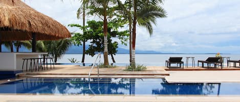 Piscina a l'aire lliure i gandules
