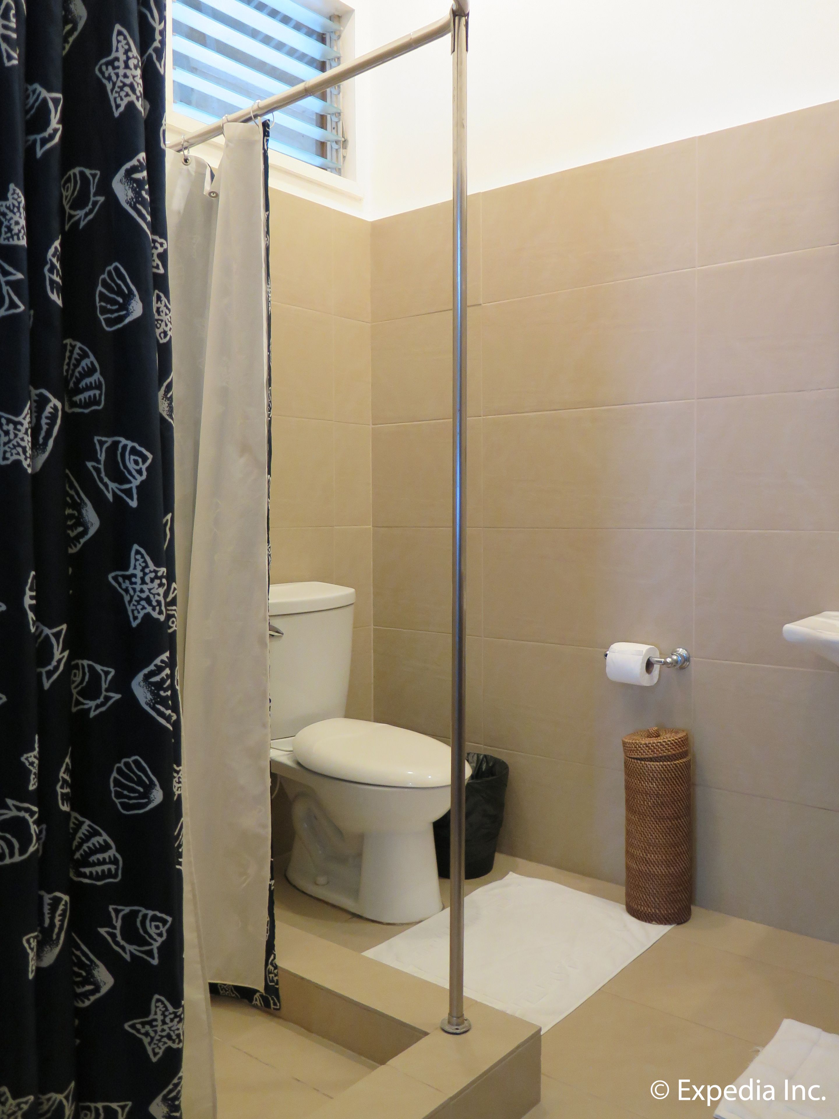 plantation house superior room | bathroom | shower, free toiletries, bidet, towels
