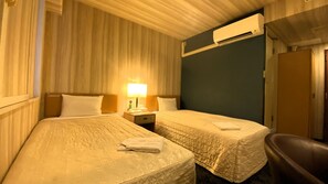 Chambre avec lits jumeaux, non-fumeur | Bureau, accès à Internet câblé (inclus)