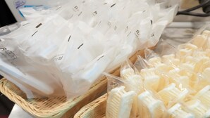 Plastic bags with white handles and a wicker basket filled with similar items. - Hotel Select Inn Yaizu Ekimae (Yaizu)