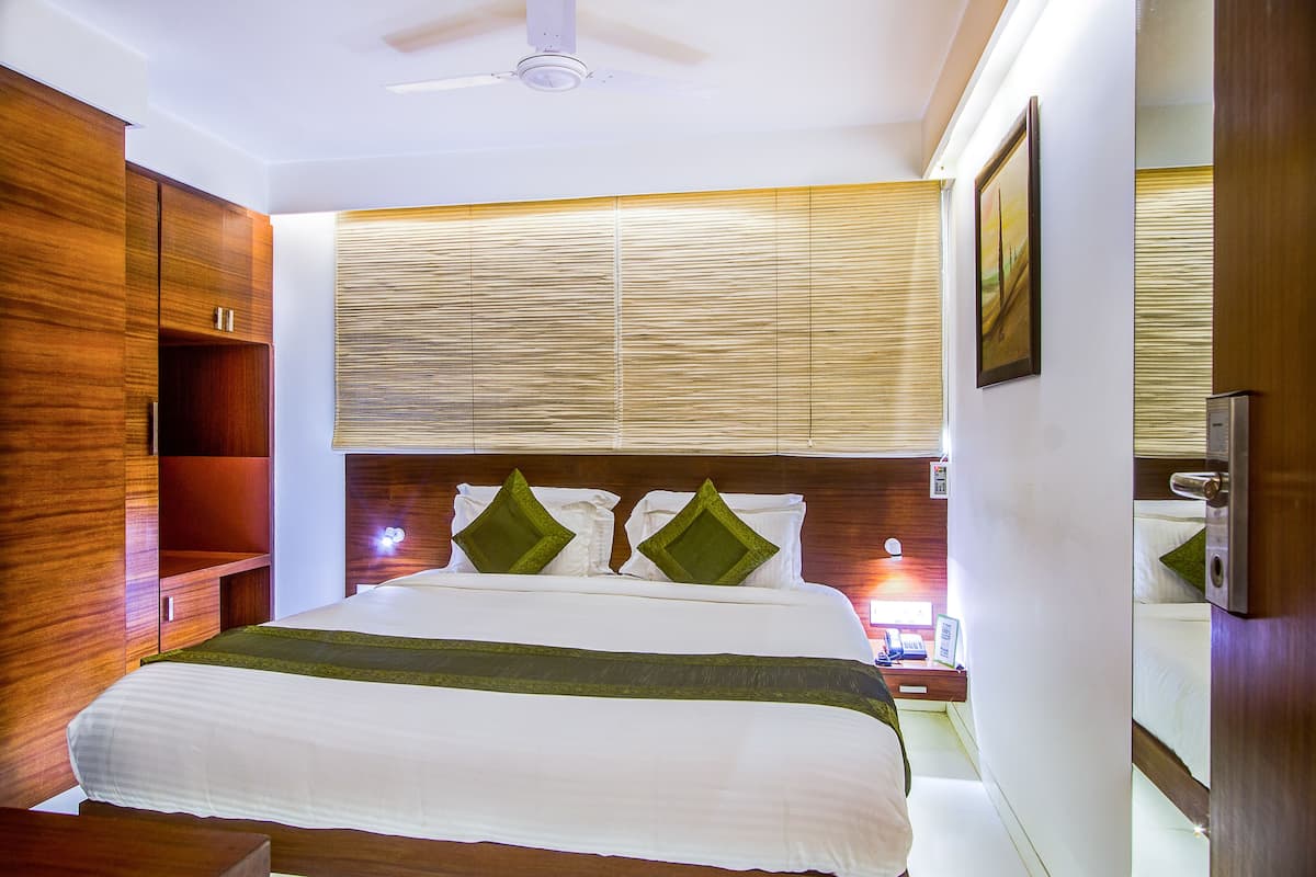 In-room safe, desk, free WiFi
