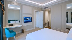 Deluxe Suite, City View | Individually decorated, desk, laptop workspace, soundproofing - The Grantage Hotel & Sky Lounge (Pagedangan)