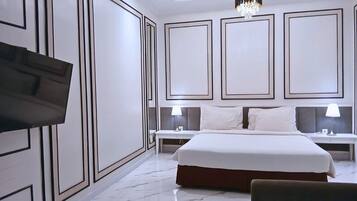 Deluxe Suite, 1 King Bed, Non Smoking | 1 bedroom, individually decorated, desk, laptop workspace