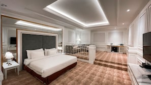 Royal Suite | Individually decorated, desk, laptop workspace, soundproofing - The Grantage Hotel & Sky Lounge (Pagedangan)