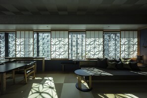 Quarto triplo executivo, para não fumantes, no canto | Frigobar, cofres nos quartos, cortinas blackout