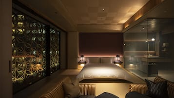 Yuri (Deluxe King) | Minibar, in-room safe, blackout drapes, iron/ironing board