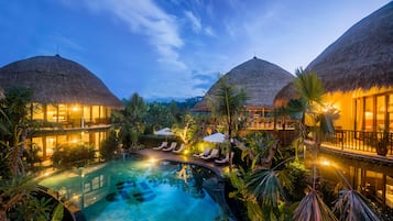 Kolam renang outdoor, dengan kursi berjemur