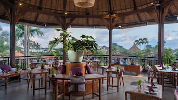 Melayani sarapan, makan siang, makan malam; sajian masakan Indonesia