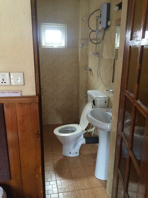 Shower, free toiletries, towels