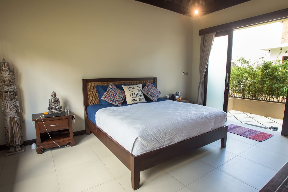 Standard Room | Peralatan tempat tidur premium, bar mini, peti besi dalam bilik