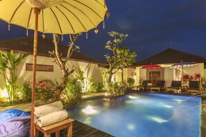 Kolam renang outdoor, dengan payung kolam renang dan kursi berjemur
