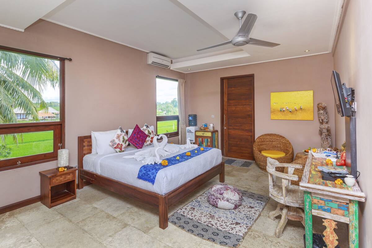 Premium bedding, minibar, in-room safe, desk