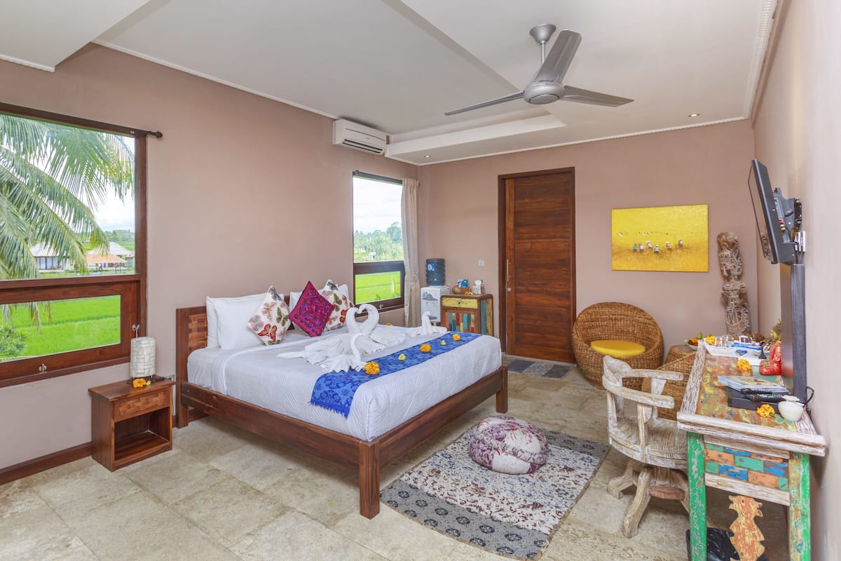 Peralatan tempat tidur premium, bar mini, peti besi dalam bilik
