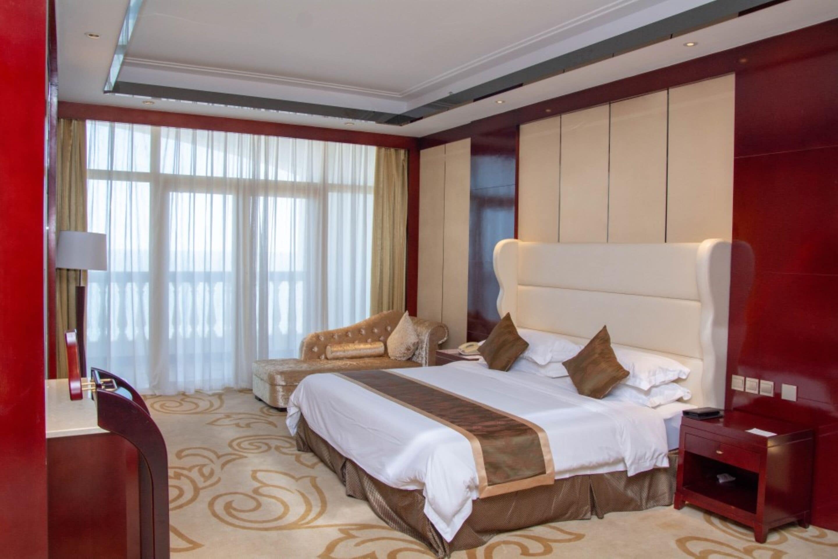 Minibar, caja de seguridad en la habitación y escritorio 