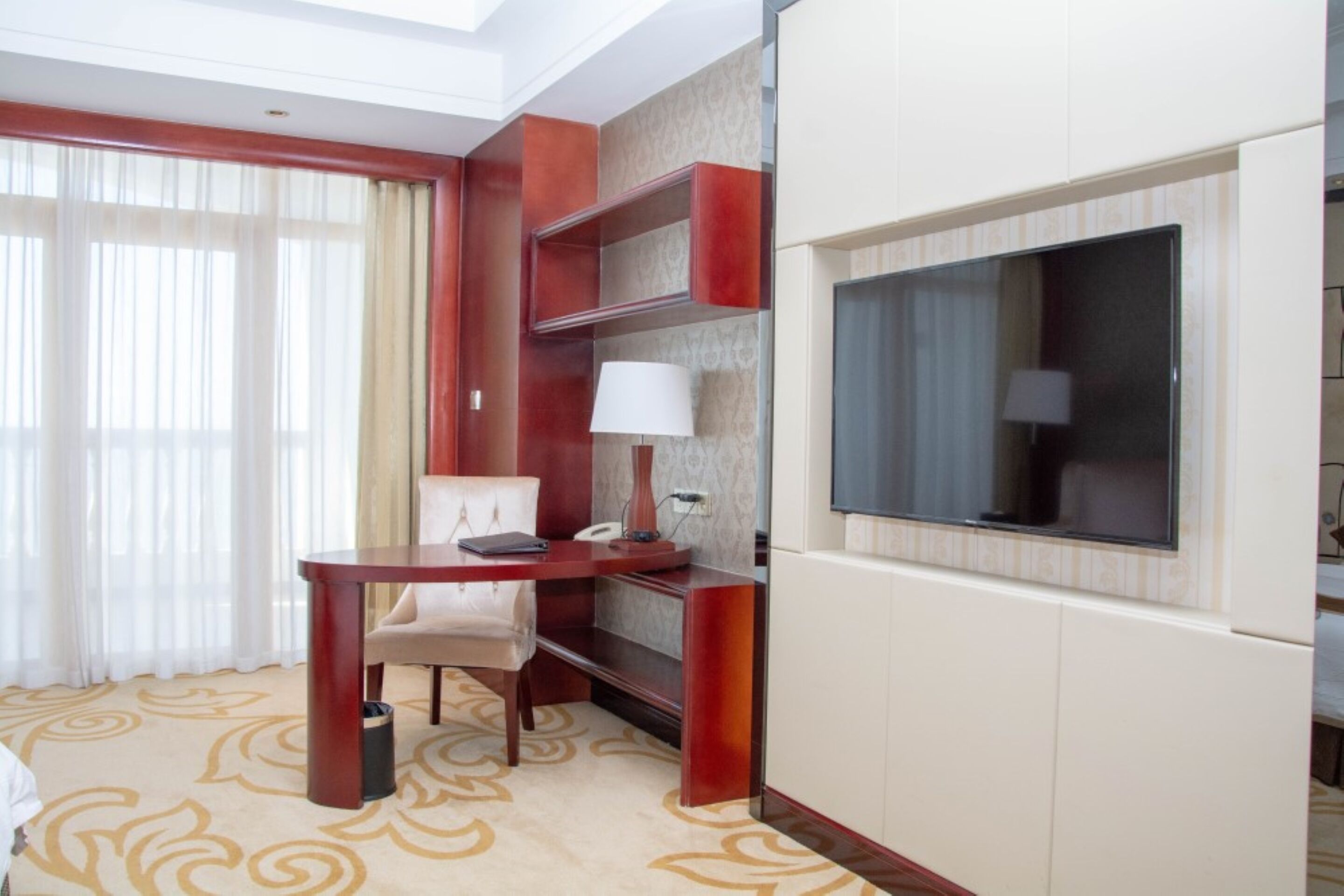 executive room | minibar, in-room safe, desk, iron/ironing board