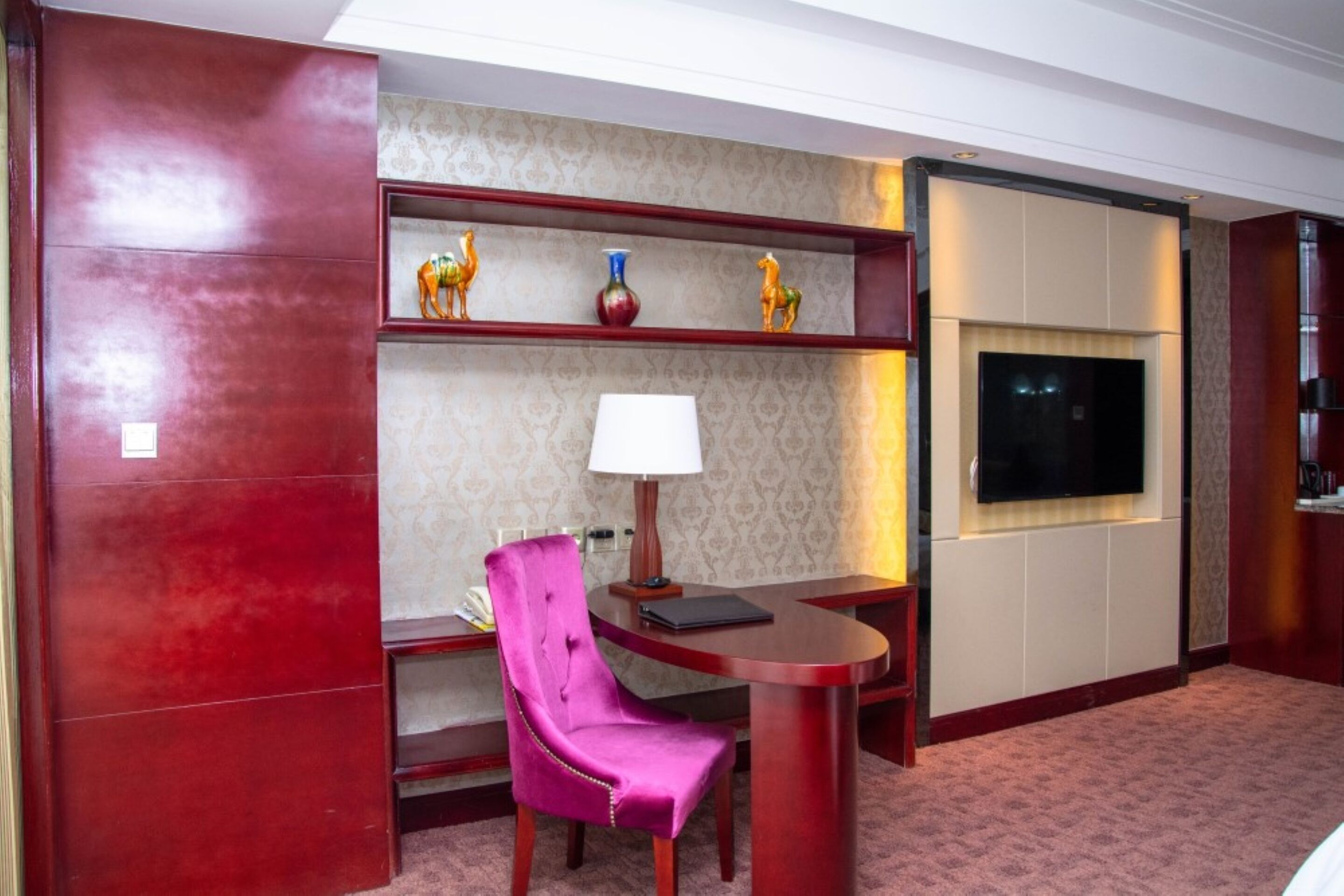 deluxe twin room | minibar, in-room safe, desk, iron/ironing board