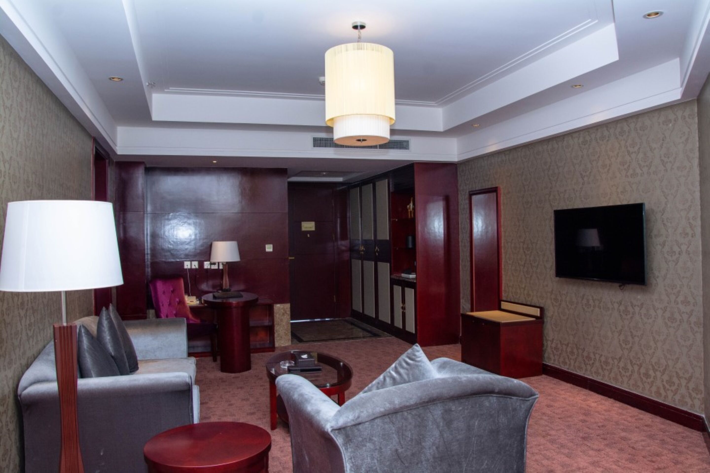 deluxe suite | minibar, in-room safe, desk, iron/ironing board