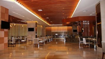 6 restaurants, lunch, dinner served; Chinese cuisine