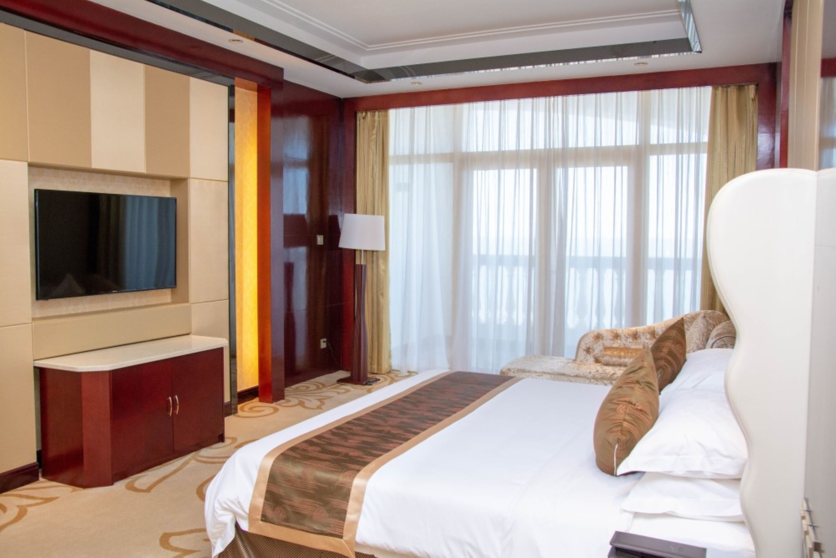 executive suite | minibar, in-room safe, desk, iron/ironing board