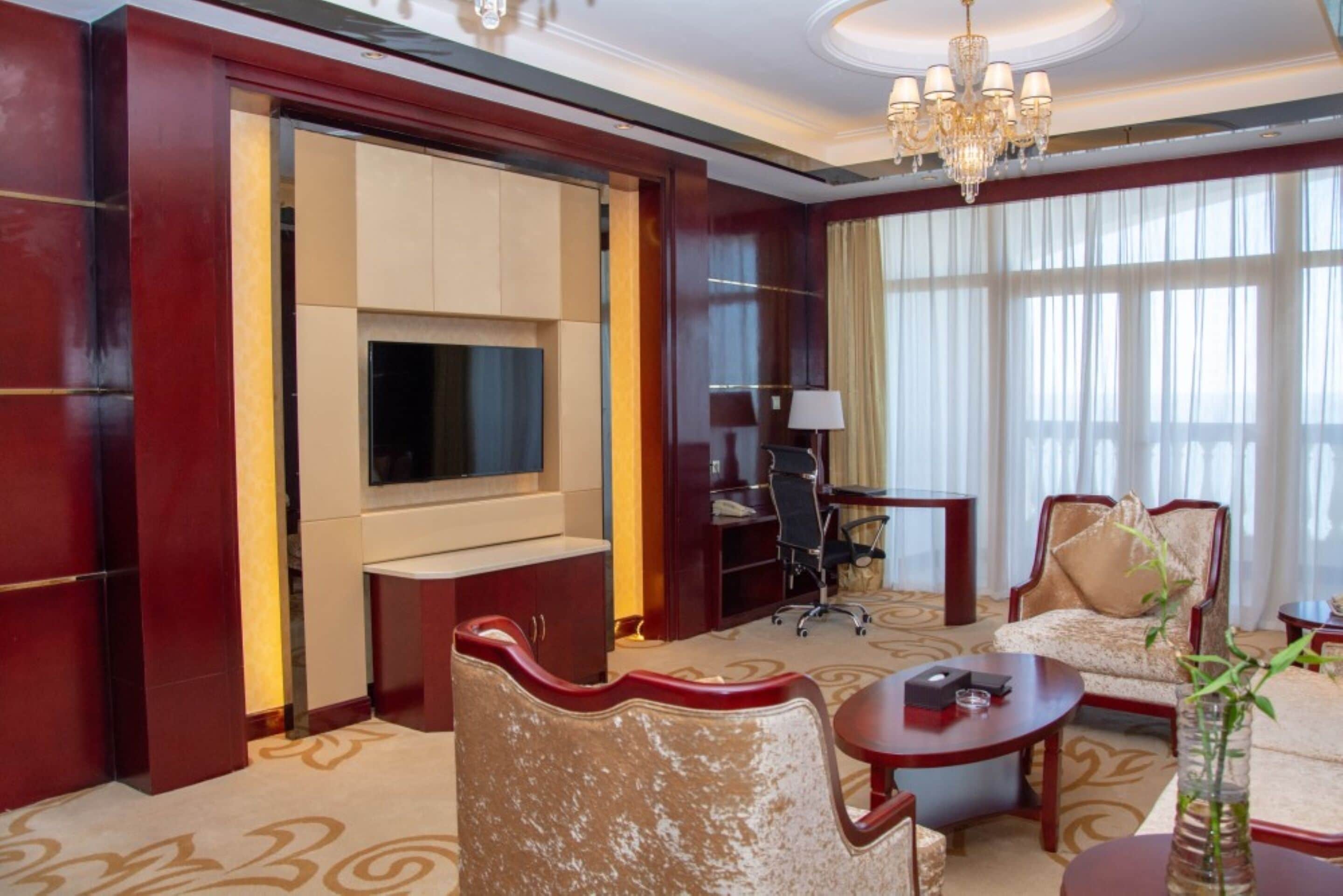 executive suite | minibar, in-room safe, desk, iron/ironing board