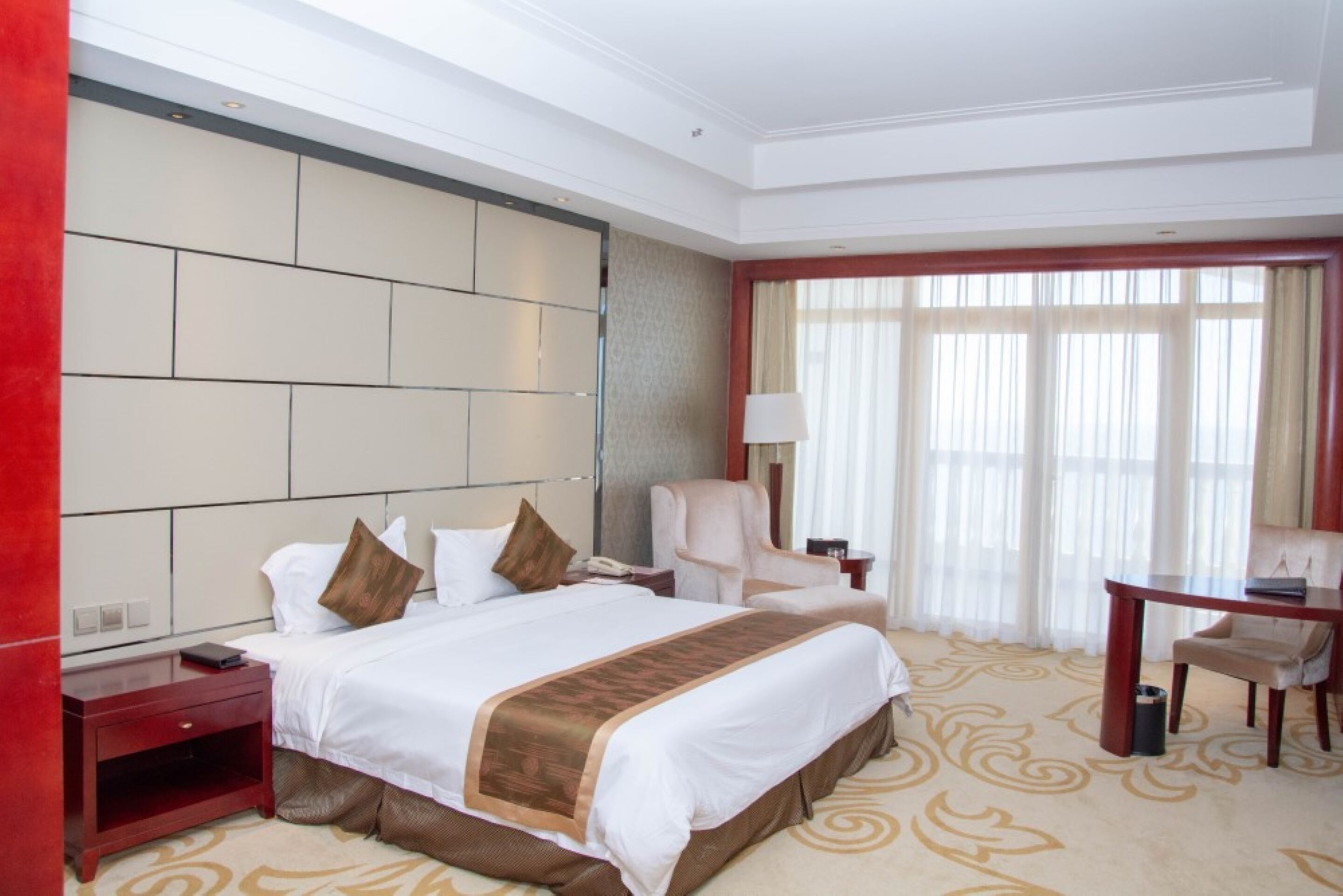 executive room | minibar, in-room safe, desk, iron/ironing board