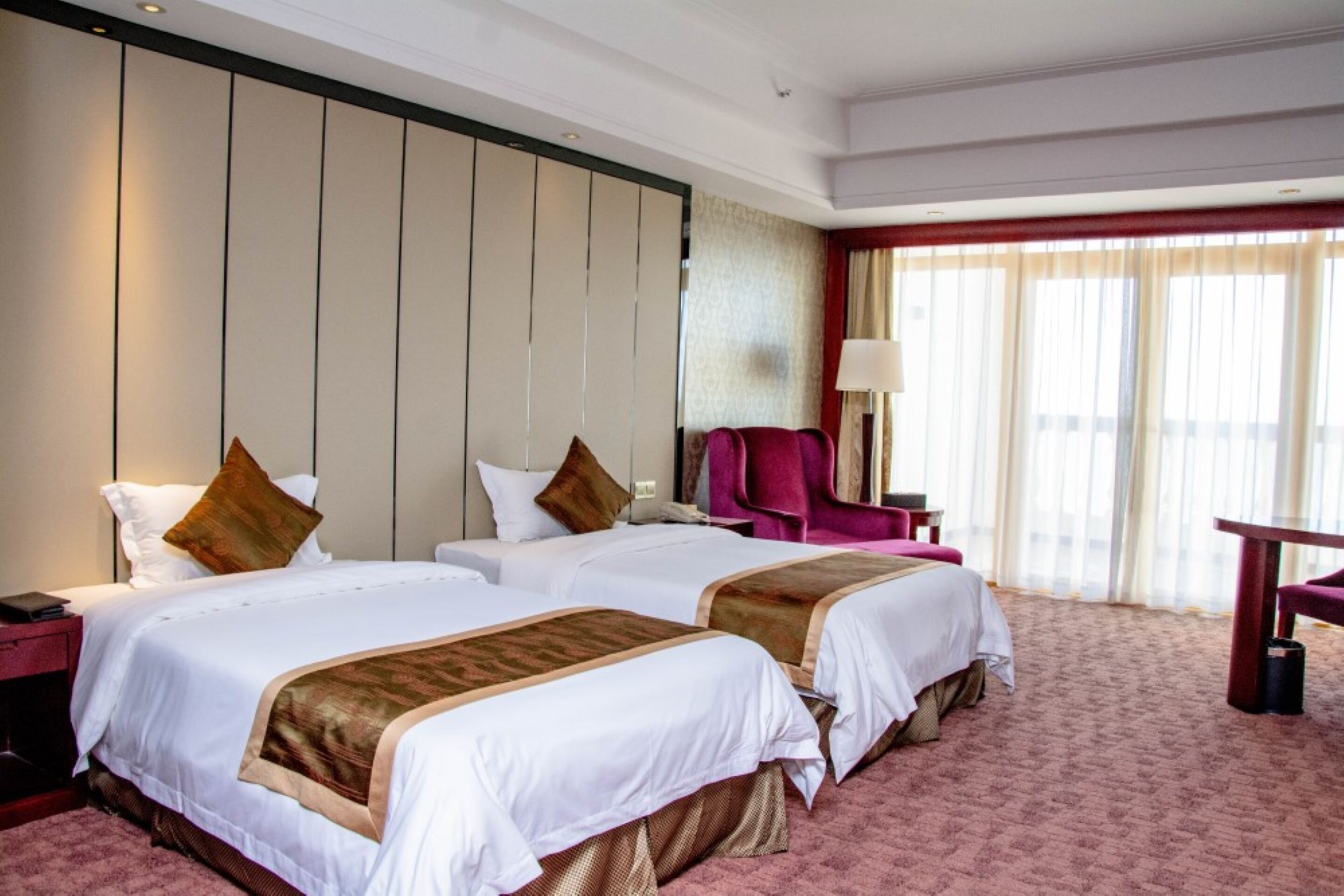 deluxe twin room | minibar, in-room safe, desk, iron/ironing board