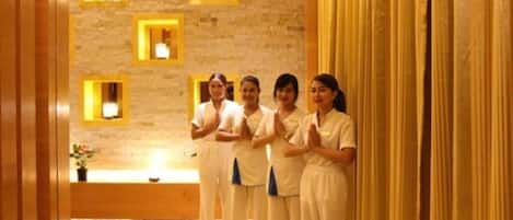 Sauna, tina de hidromasaje, baño de vapor y aromaterapia