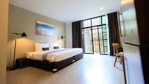 Ein modernes Schlafzimmer mit einem großen Bett, einem Schreibtisch und einem Stuhl. Ein Fenster mit Vorhängen und ein Gemälde an der Wand.