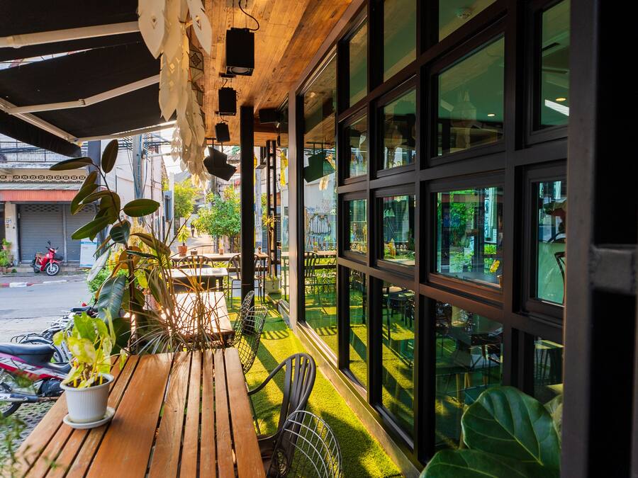 Breakfast, lunch, dinner served; Thai cuisine