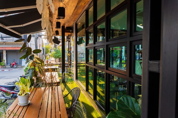 Breakfast, lunch, dinner served; Thai cuisine  - Wealth Boutique Hotel (Chiang Mai)