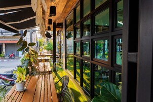 Se sirven desayunos, almuerzos, cenas y cocina tailandesa 