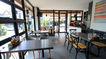 Serveert ontbijt, lunch, diner, Thaise gerechten