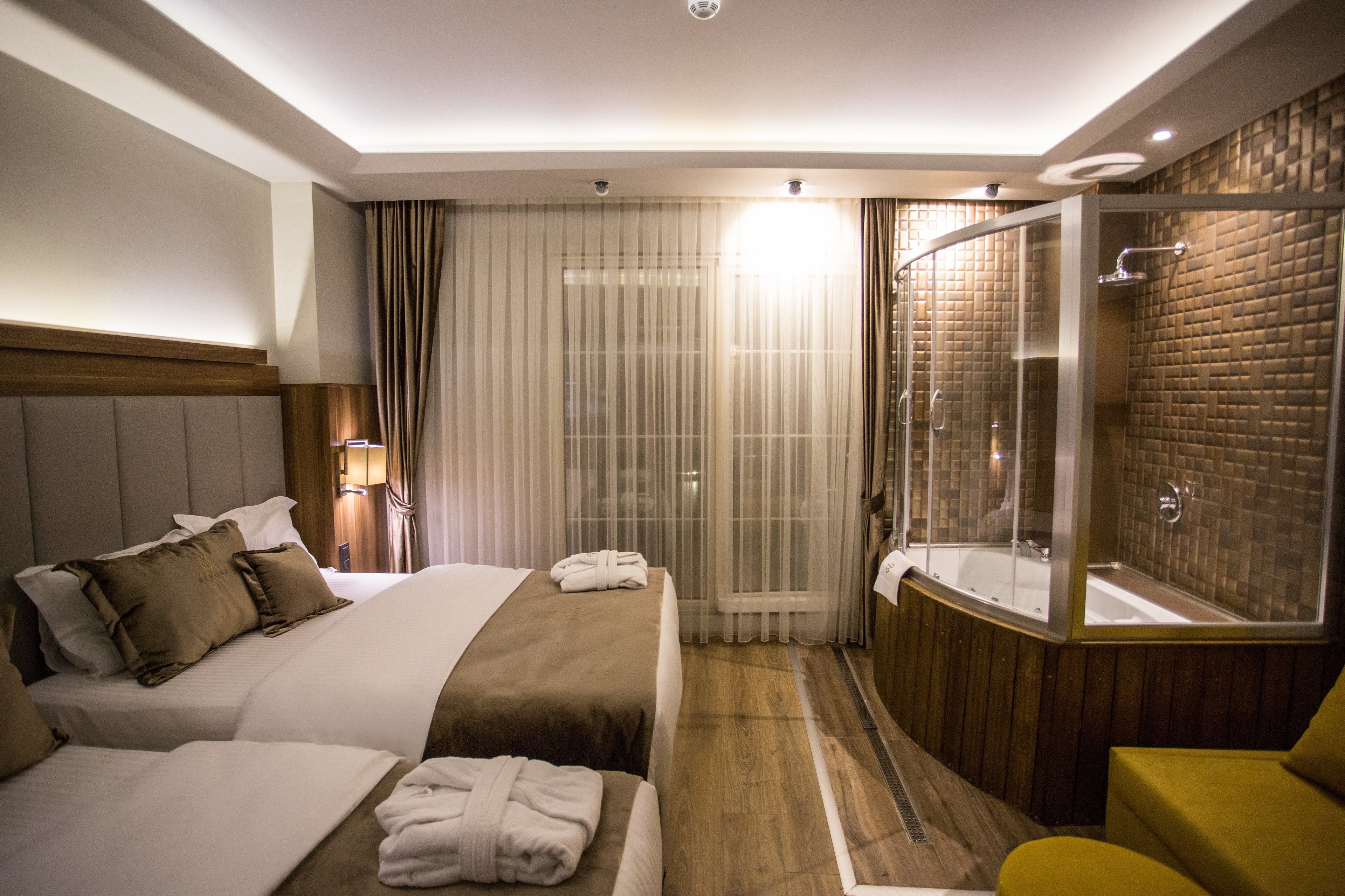 Deluxe Suite with Jacuzzi  | Bathroom | Free toiletries, hair dryer, bidet, towels