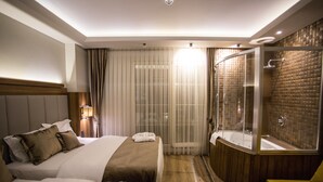 Deluxe Suite with Jacuzzi  | Bad