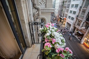 A balcony with flowers, a city street, and a Starbucks coffee shop. - Bonne Sante Hotel (Istanbul)