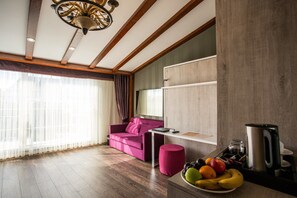 Prestige Suite, Terrace | 迷你吧、客房內保險箱、書桌、隔音