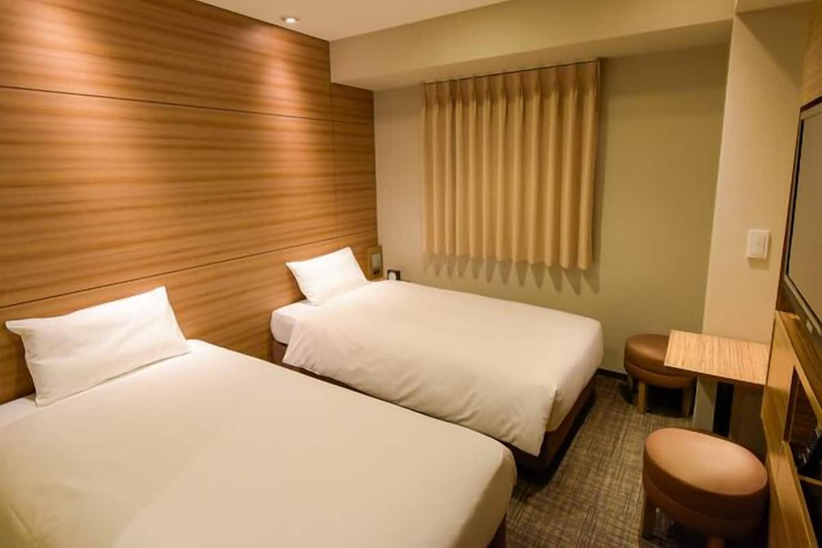 Edredons de pluma, cortinas blackout, ferros/tábuas de passar roupa