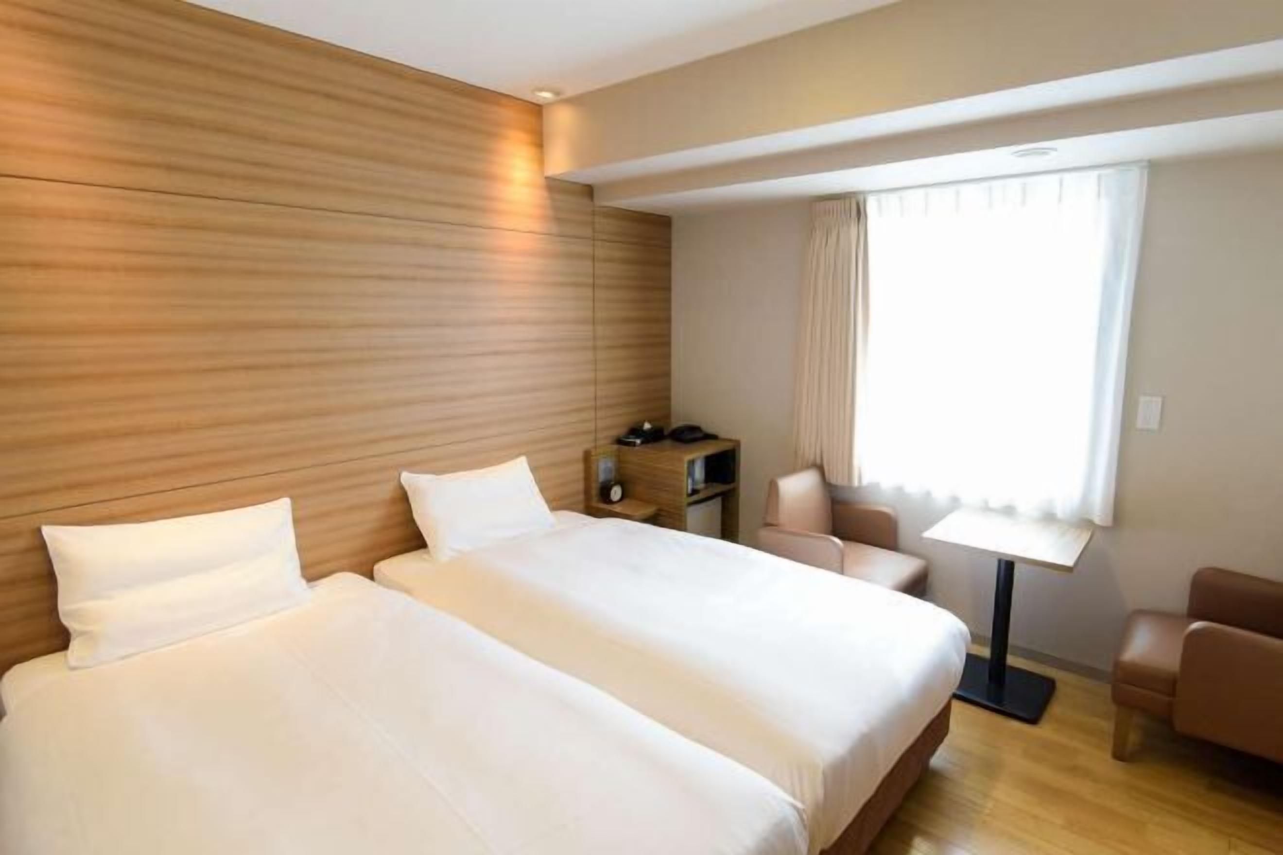 Edredones de plumas, cortinas opacas, tabla de planchar con plancha