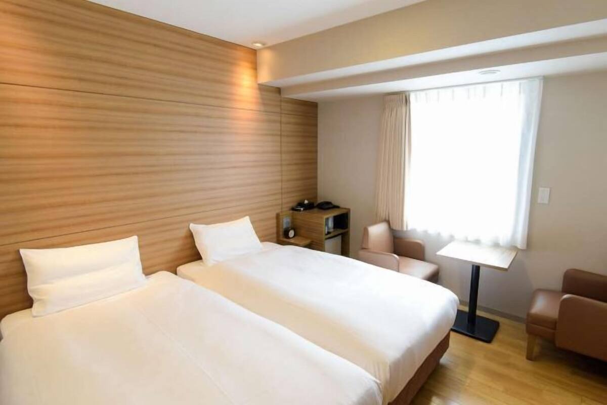 Edredones de plumas, cortinas opacas, tabla de planchar con plancha