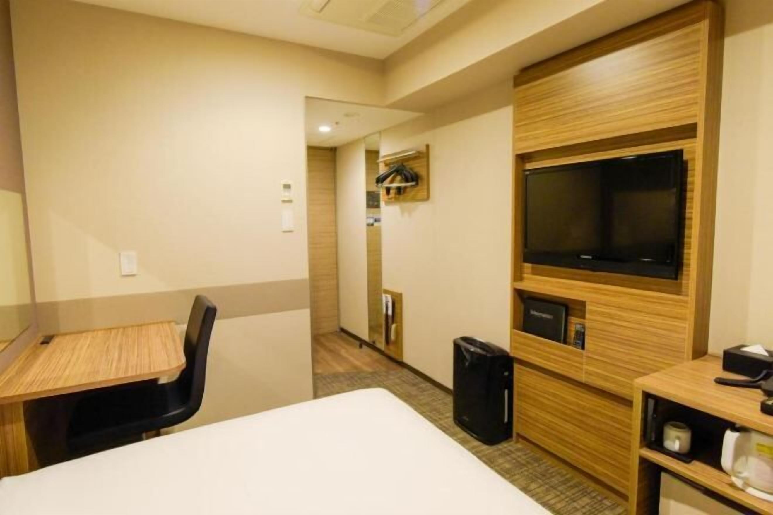 Edredons de pluma, cortinas blackout, ferros/tábuas de passar roupa