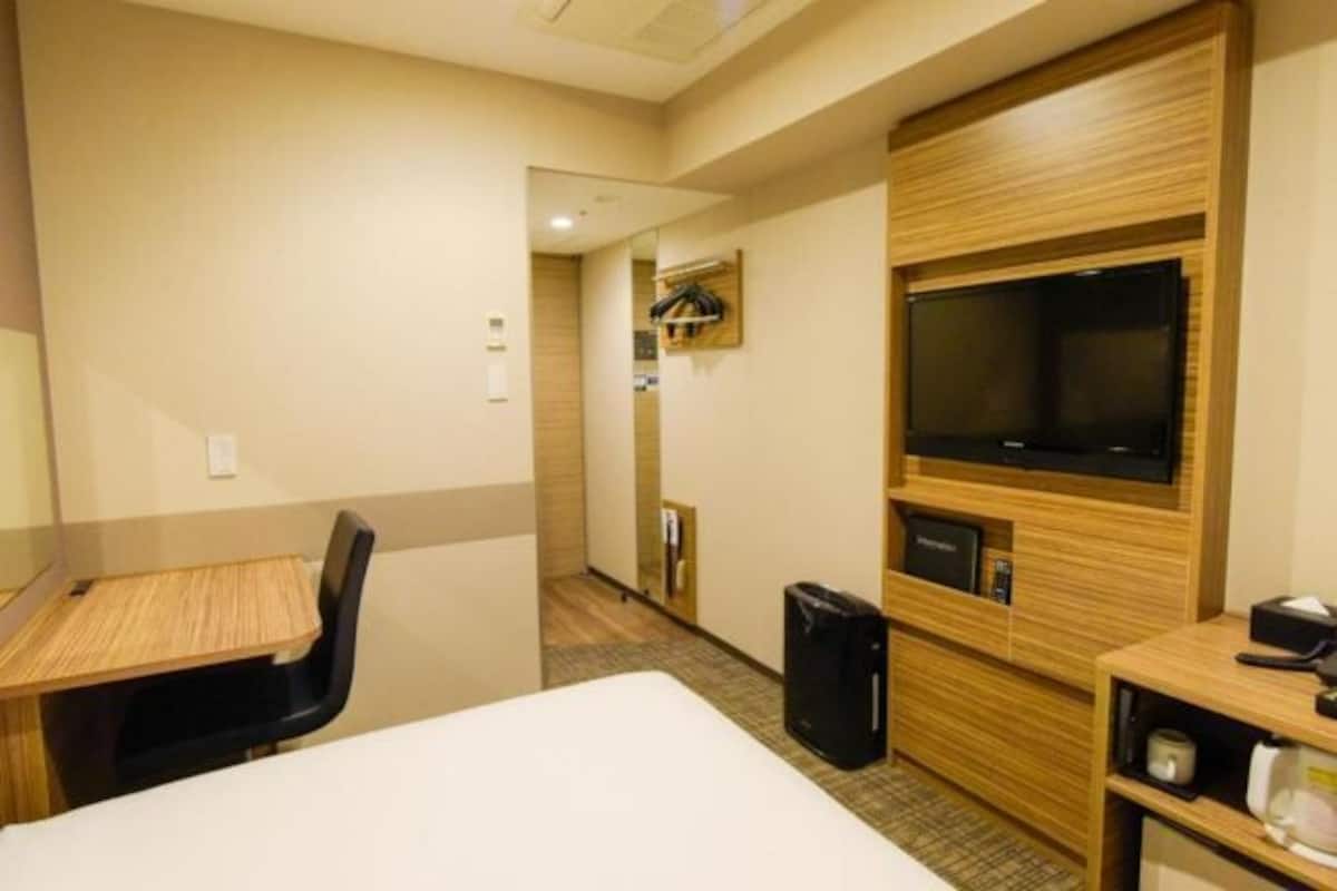 Edredons de pluma, cortinas blackout, ferros/tábuas de passar roupa