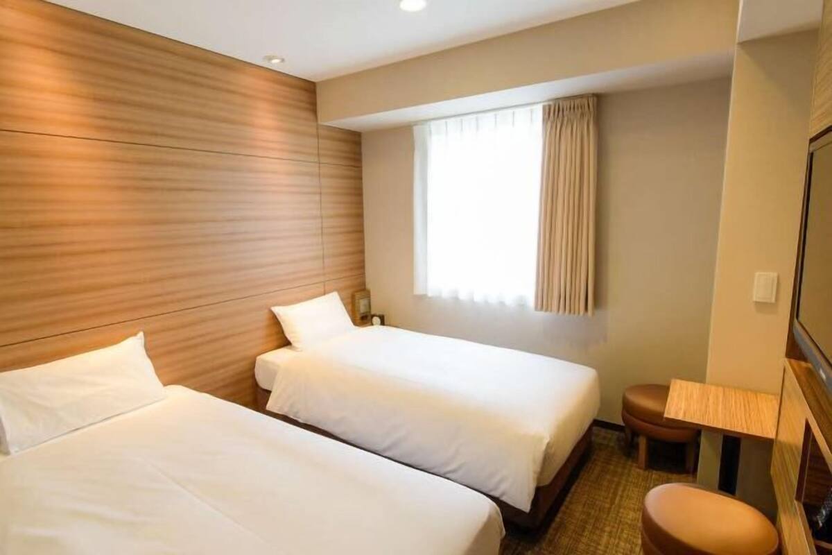 Edredones de plumas, cortinas opacas, tabla de planchar con plancha