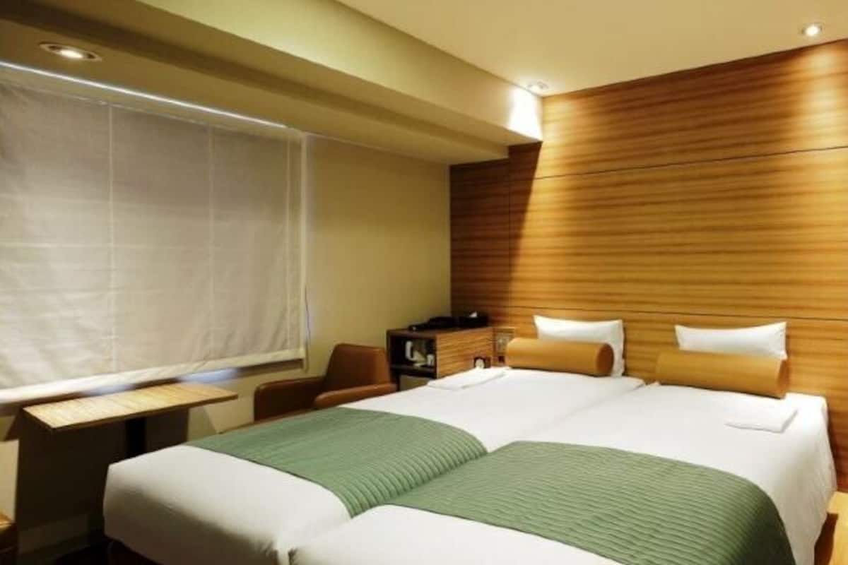 Edredons de pluma, cortinas blackout, ferros/tábuas de passar roupa