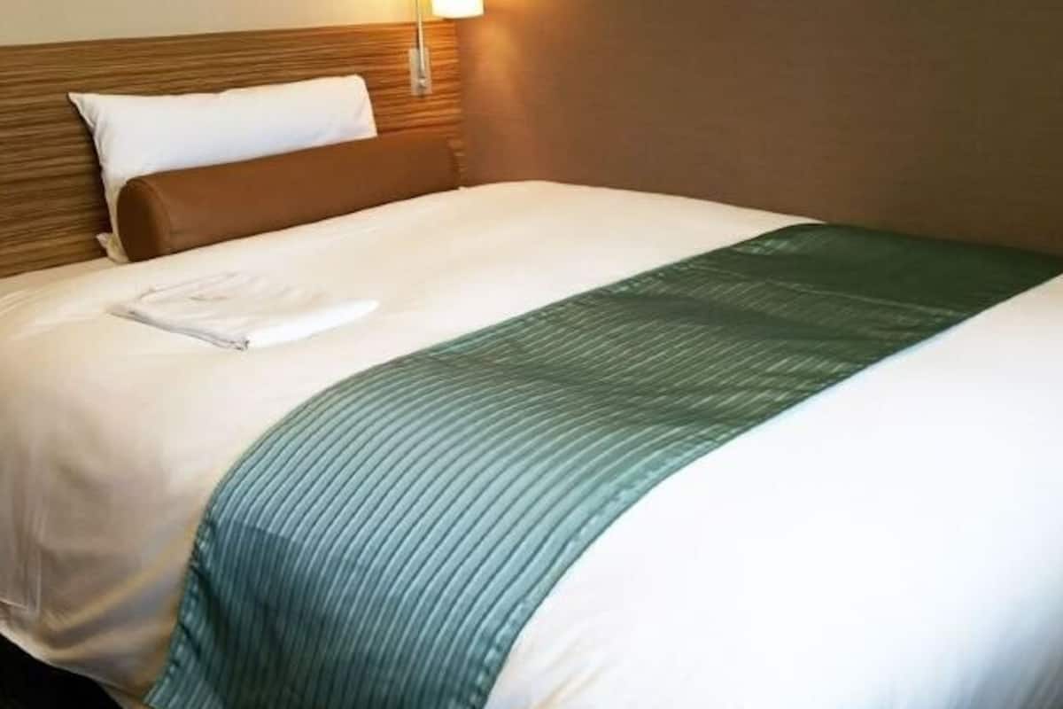 Edredons de pluma, cortinas blackout, ferros/tábuas de passar roupa